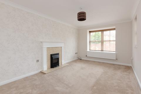 3 bedroom detached house to rent, Siskin Close, Kennington