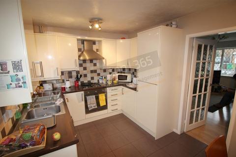 2 bedroom end of terrace house to rent, *£120pppw excl bills* Peregrine Close, Lenton, NG7 2DY