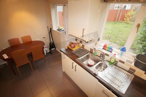 2 bedroom end of terrace house to rent, *£120pppw excl bills* Peregrine Close, Lenton, NG7 2DY