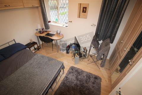 2 bedroom end of terrace house to rent, *£120pppw excl bills* Peregrine Close, Lenton, NG7 2DY