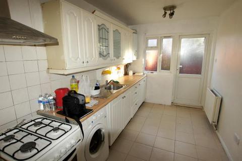 4 bedroom terraced house to rent, Upperton Road West, London E13