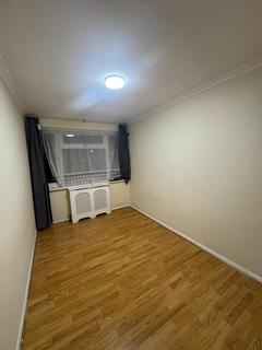 3 bedroom flat to rent, Walton Gardens, Northwembley, HA9