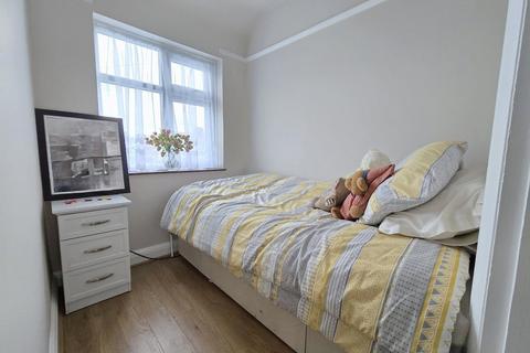 28 Windsor Gardens, Hayes, UB3 1QY