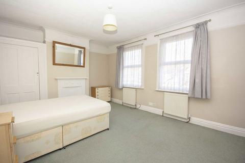 3 bedroom terraced house to rent, Alexandra Road, London NW4