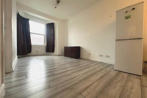 1 bedroom terraced house to rent, Empress Avenue, Ilford, IG1