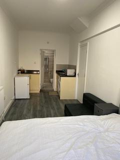 Studio to rent, Hatley Avenue, Ilford IG6