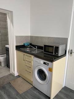 Studio to rent, Hatley Avenue, Ilford IG6