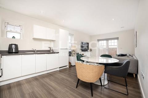 2 bedroom apartment for sale, Spencer Court, Bunns Lane, Mill Hill, London, NW7