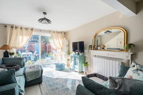 2 bedroom ground floor flat for sale, Beacon Grove, Carshalton