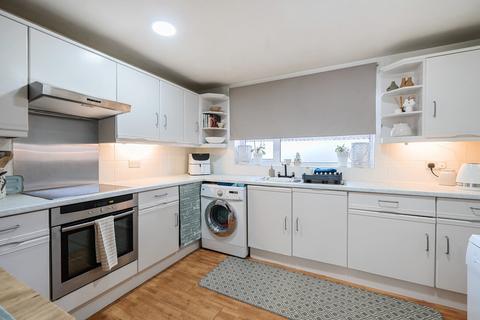 2 bedroom ground floor flat for sale, Beacon Grove, Carshalton