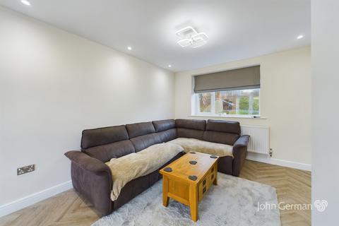 5 Calgary Crescent, Burton-on-trent, DE15 0PE