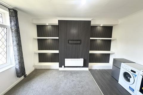 1 bedroom house to rent, Crawshaw Road, Pudsey