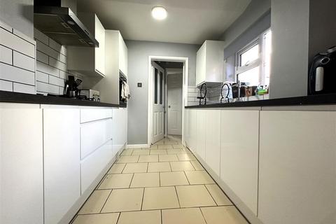 4 bedroom end of terrace house to rent, Hanman Road, Gloucester GL1