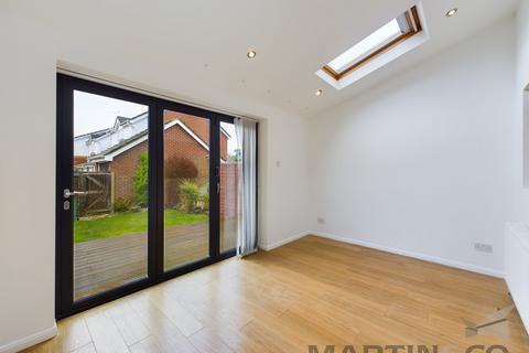 3 bedroom semi-detached house to rent, Bell View, St Albans