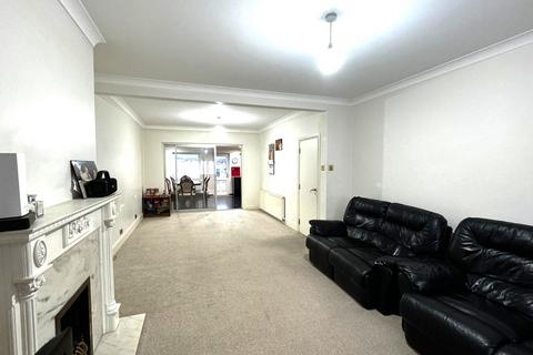 4 bedroom end of terrace house for sale, Queenborough Gardens, Gants Hill IG2