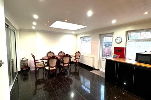 4 bedroom end of terrace house for sale, Queenborough Gardens, Gants Hill IG2