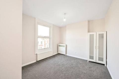 3 bedroom flat to rent, Glenthorne Road, Friern Barnet, London, N11