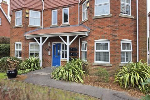 2 bedroom ground floor flat for sale, Swallowmead, College Hill, Steyning