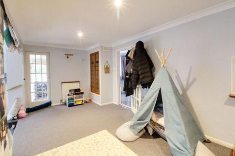 10 Bacons Drive, Cuffley, Potters Bar, EN6 4EF