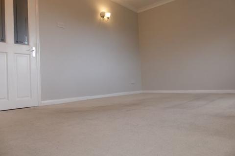 3 bedroom mews to rent, Gawsworth Close, Oldham OL2