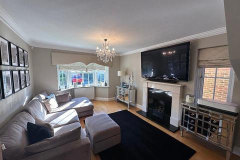 3 bedroom detached house for sale, Winnipeg Drive, Green St Green, Orpington, Kent, BR6 6NW