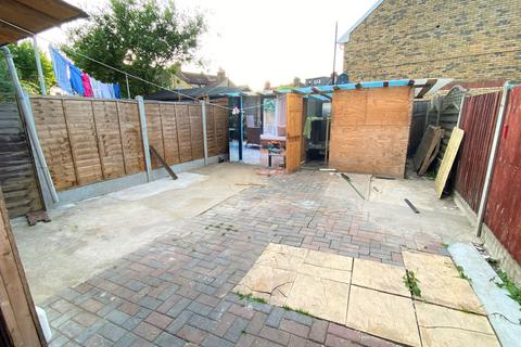 4 bedroom terraced house to rent, Mitcham Road, London