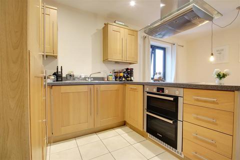 2 bedroom apartment to rent, Birtchnell Close, Berkhamsted