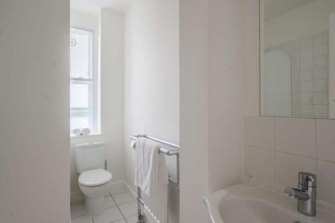 2 bedroom flat to rent, London W1J