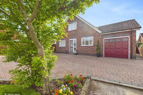 4 bedroom bungalow for sale, The Green, Hull HU11