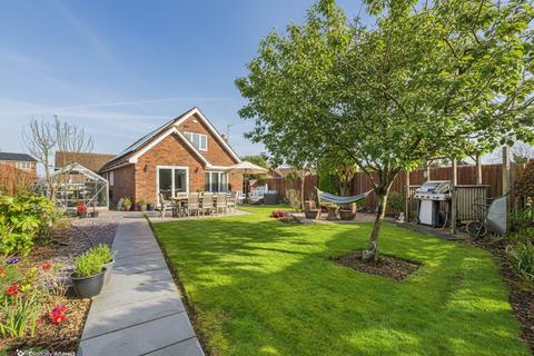 4 bedroom bungalow for sale, The Green, Hull HU11
