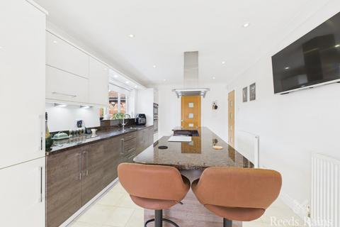 4 bedroom bungalow for sale, The Green, Hull HU11