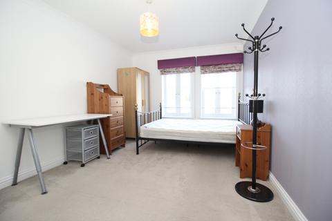 2 bedroom flat to rent, Beckingham Metro Station Road, Surrey TW20