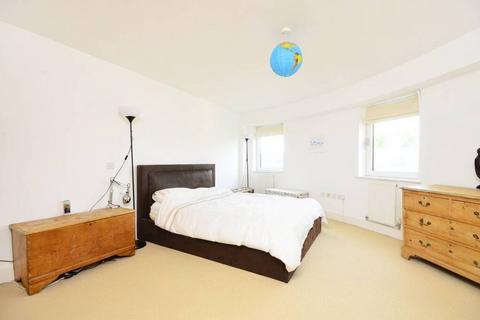 2 bedroom flat to rent, Mercury Mansions, SW15