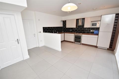 3 bedroom terraced house to rent, George Drive, Parkgate