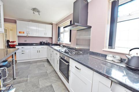 4 bedroom detached house for sale, Caldecote Close, Rainham, Gillingham