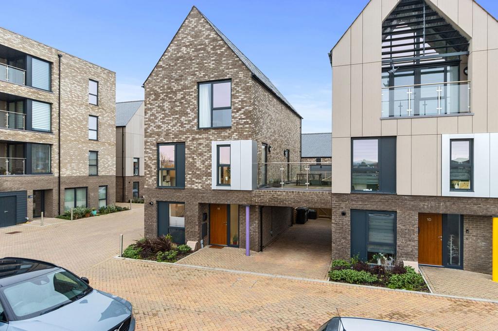genovesa-way-eastbourne-bn23-4-bed-townhouse-for-sale-580-000