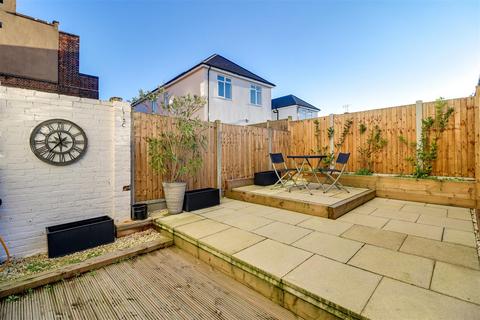 1 bedroom flat for sale, London Road, Westcliff-On-Sea SS0