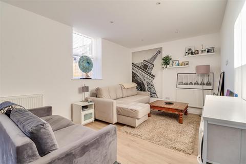 1 bedroom flat for sale, London Road, Westcliff-On-Sea SS0