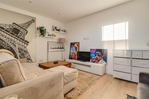 1 bedroom flat for sale, London Road, Westcliff-On-Sea SS0