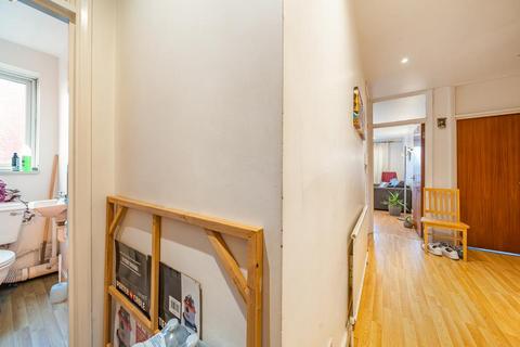 2 bedroom flat for sale, High Road,  London,  N2