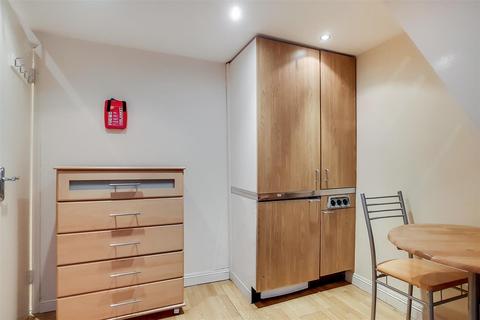 Studio to rent, Wrights Lane, London W8