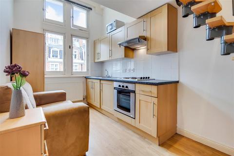 Studio to rent, Palace Court, London W2