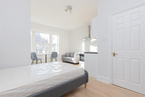 Studio to rent, Russell Road, London W14