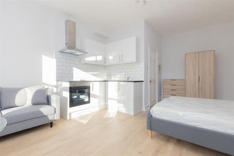 Studio to rent, Russell Road, London W14