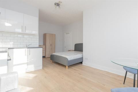 Studio to rent, Russell Road, London W14