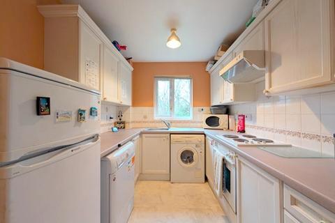 2 bedroom flat for sale, Trevithick Close, Feltham, TW14