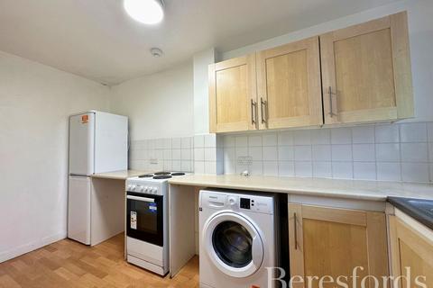 1 bedroom semi-detached house for sale, Fontwell Park Gardens, Hornchurch, RM12