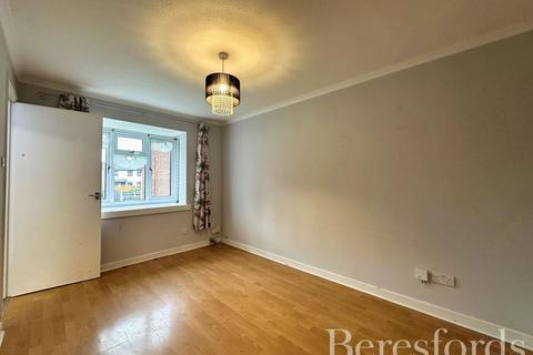 1 bedroom semi-detached house for sale, Fontwell Park Gardens, Hornchurch, RM12