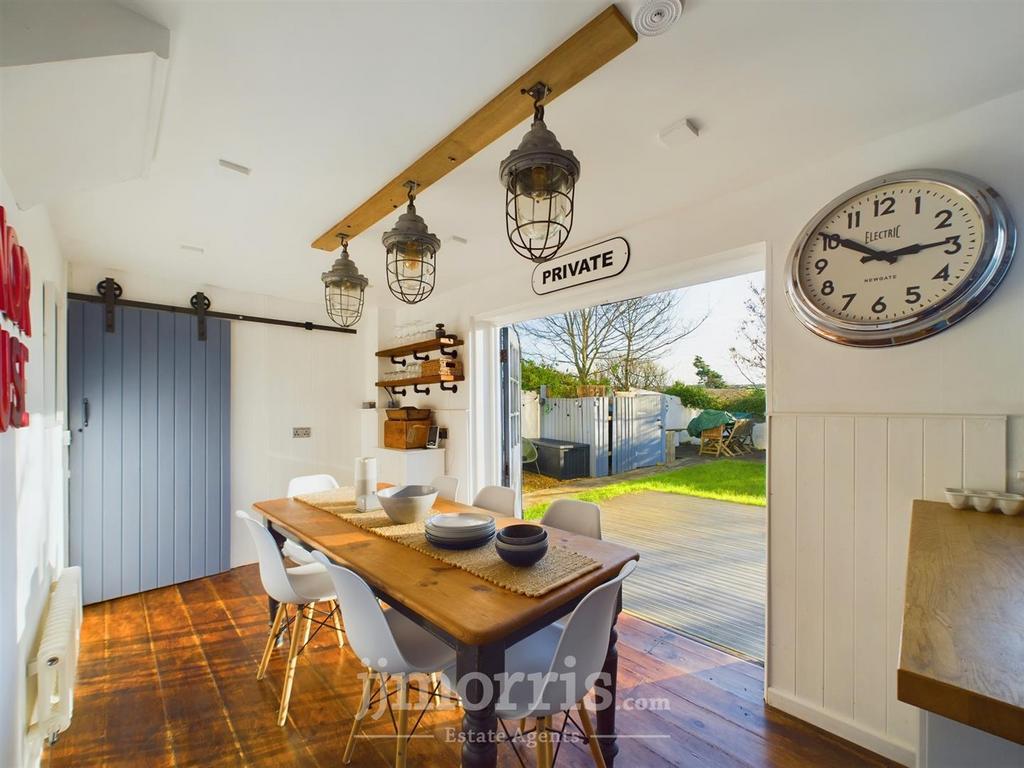 CAM02122 G0-PR0196-STILL038.jpg