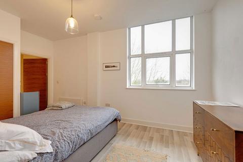 2 bedroom flat for sale, Bromyard Avenue, London W3